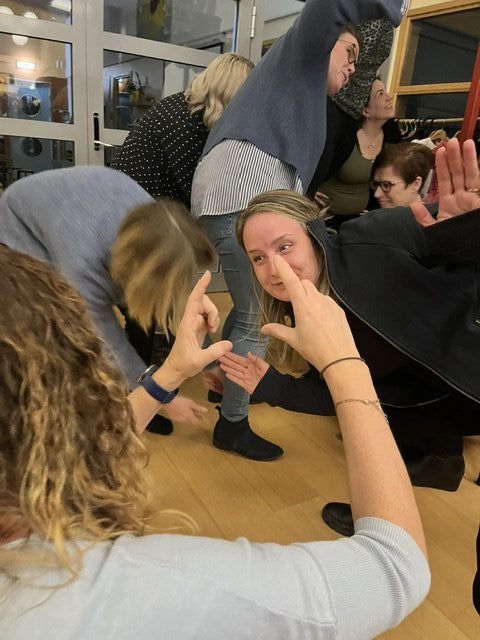 Workshop med vuxna deltagare i rörelse